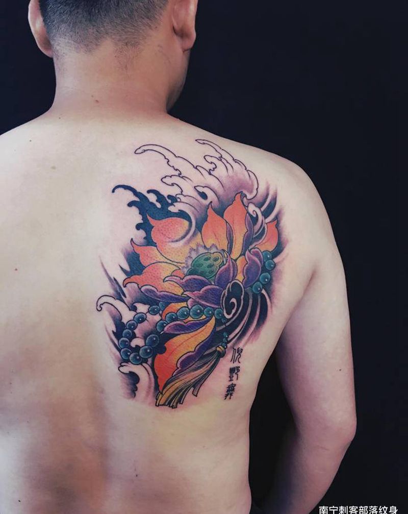 荷花纹身纹身图片_肩部背部新传统纹身图案