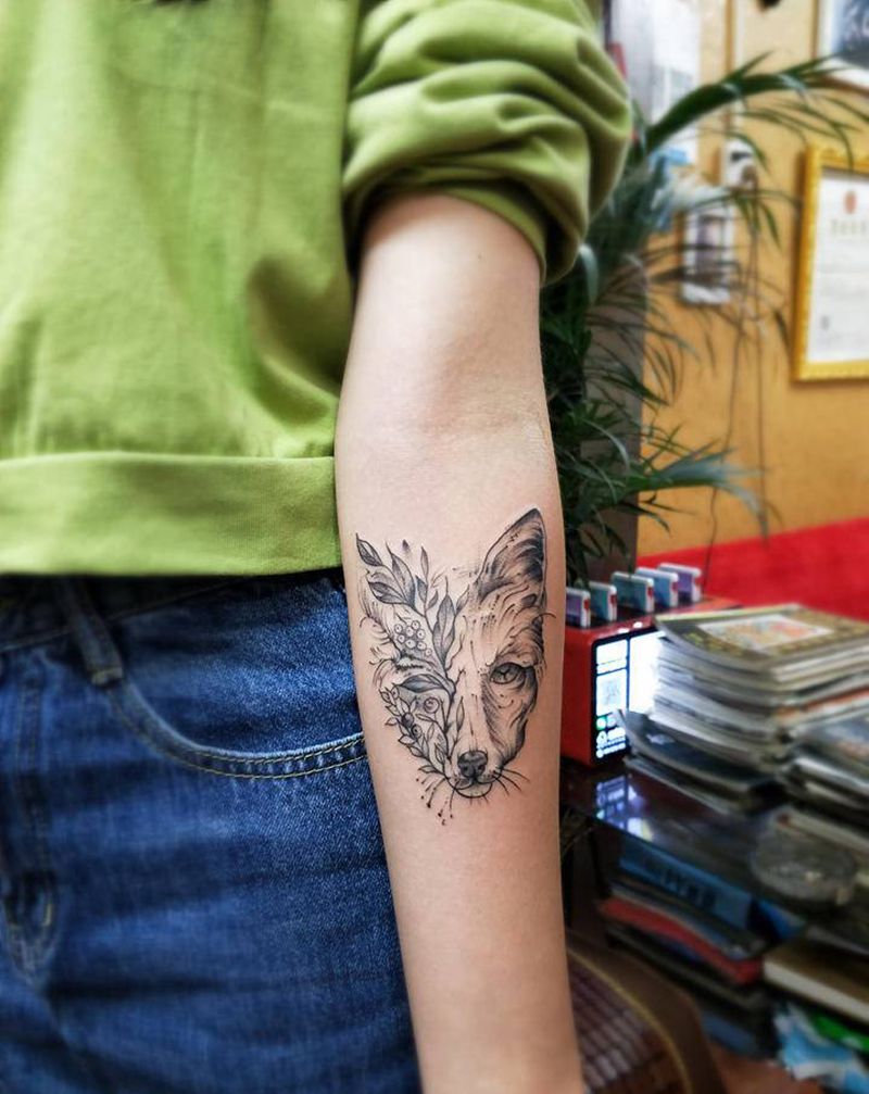 手腕纹身狼纹身图片_手臂手部点刺新传统纹身图案