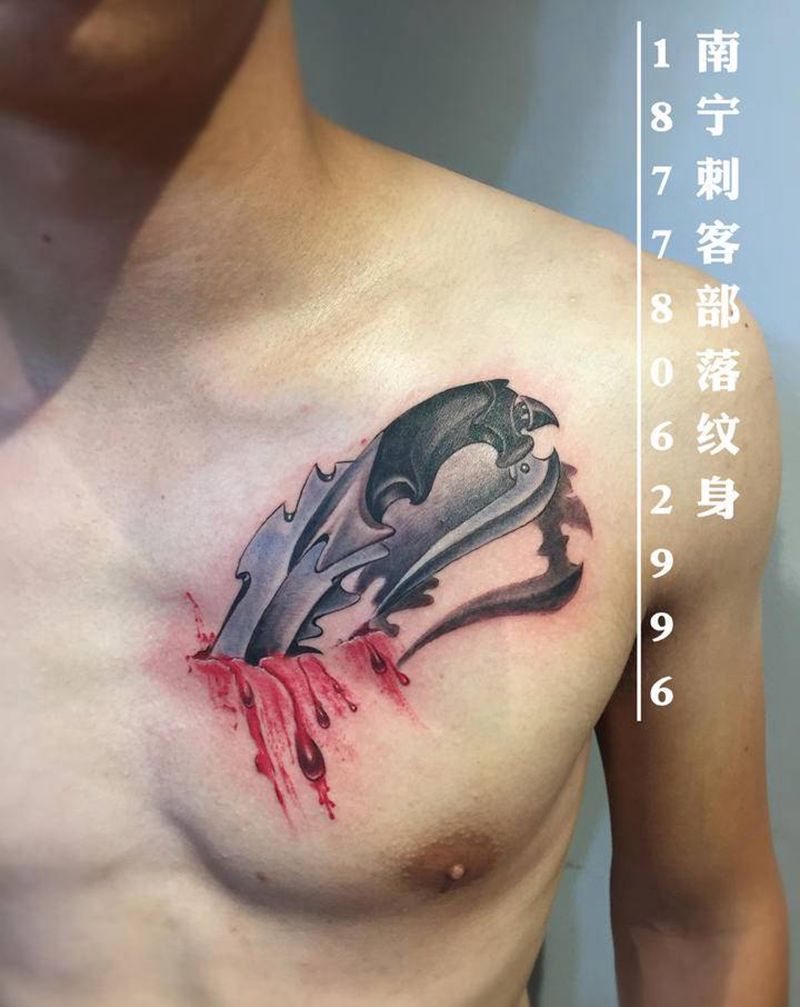 刺心纹身图片_胸部新传统欧美写实纹身图案