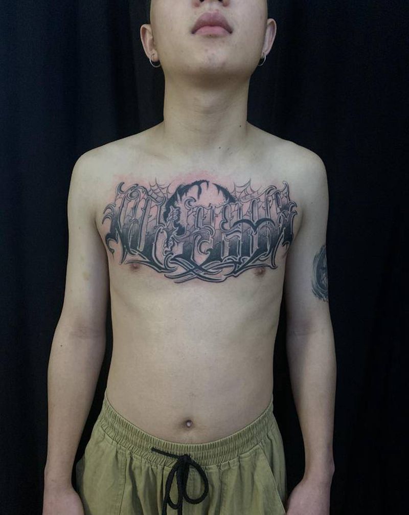 花胸花体字纹身纹身图片_胸部花体字纹身图案