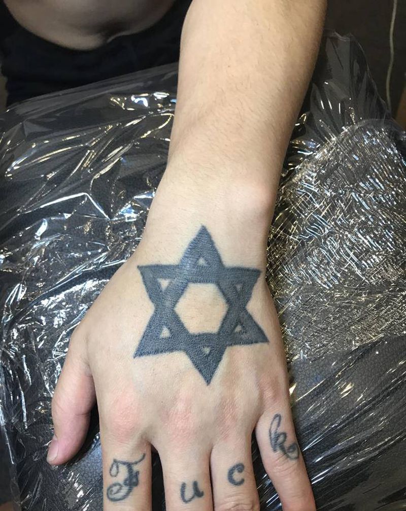 遮盖，狮子纹身图片_手部欧美写实纹身图案