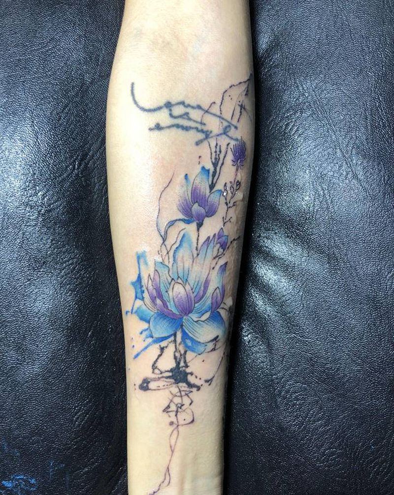 莲花纹身图片_手臂水彩纹身图案