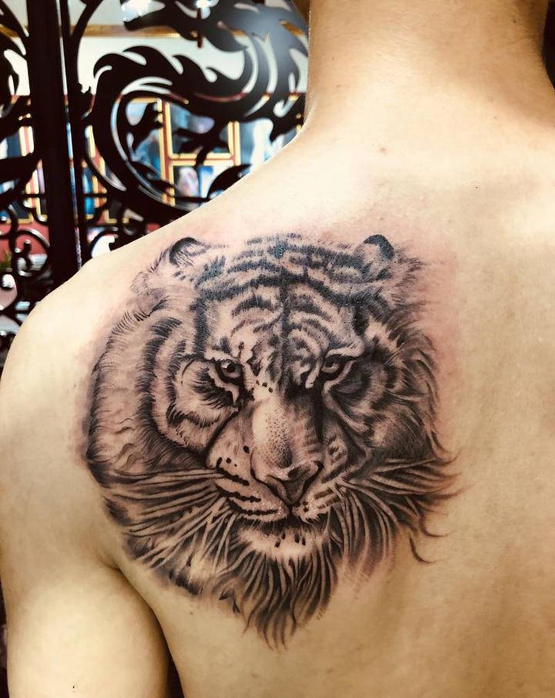 老虎纹身图片_背部欧美写实纹身图案