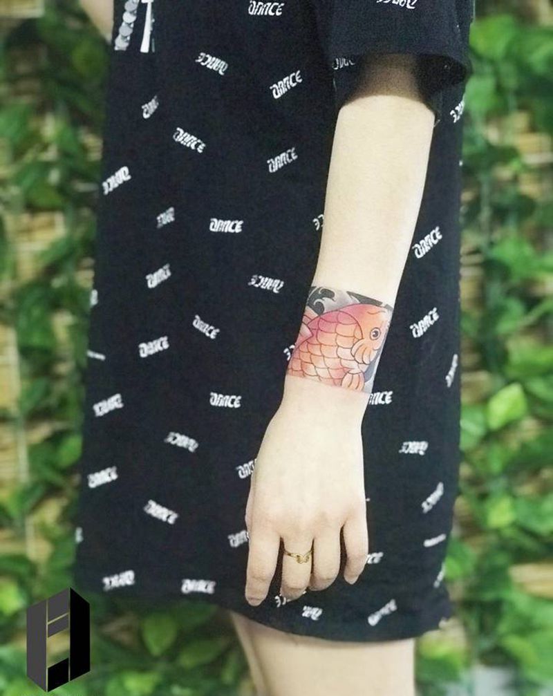 传统腕环遮盖纹身图片_手臂新传统遮盖鱼纹身图案