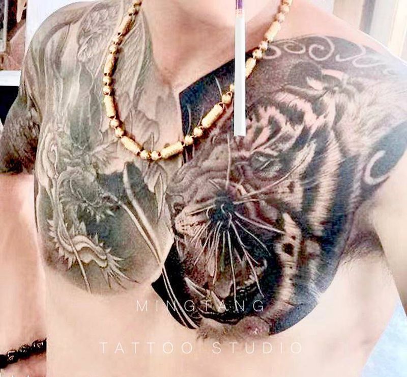 买家秀（反馈图）老虎纹身图片_胸部欧美写实老虎花胸纹身图案