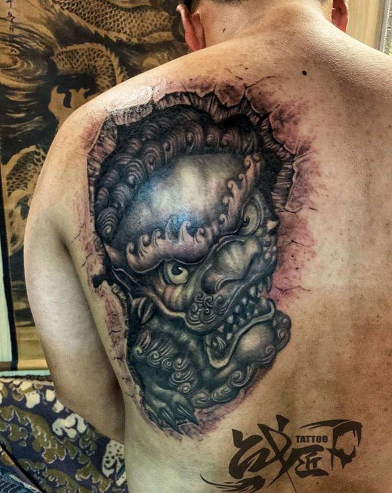 石裂唐狮纹身图片_背部纹身图案