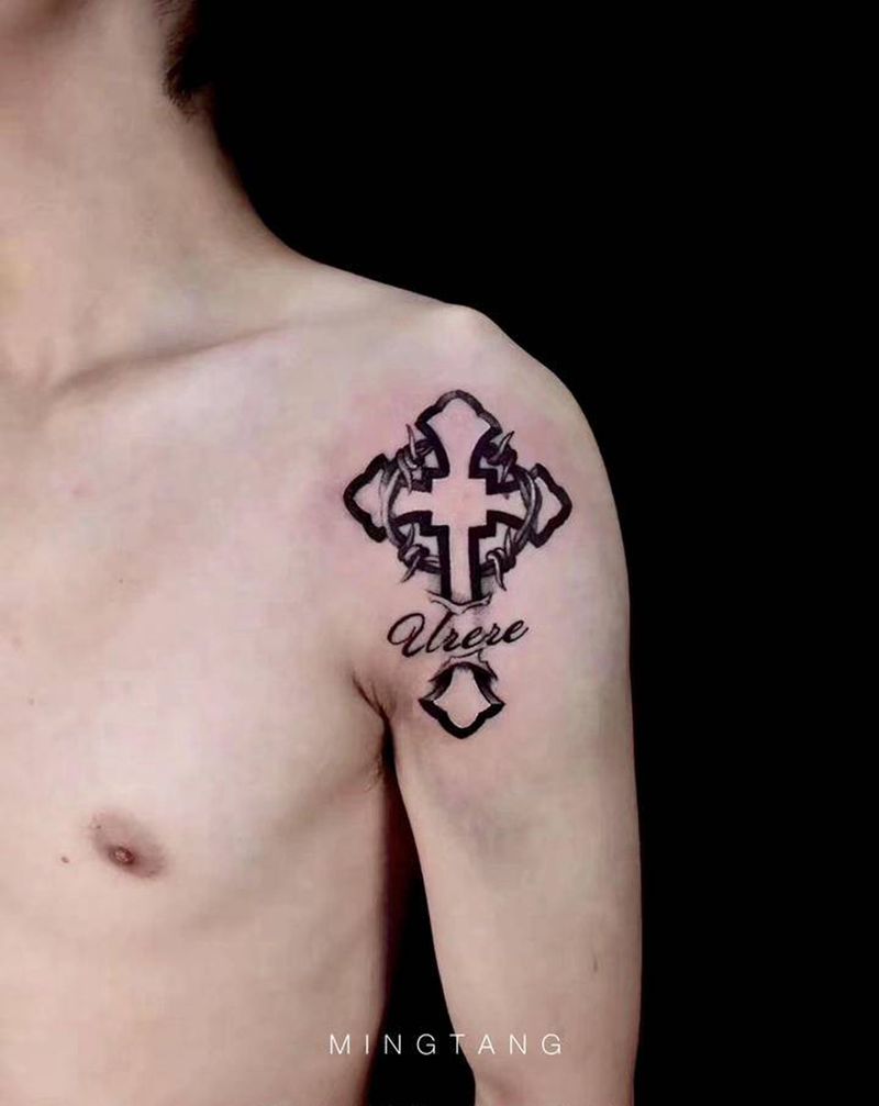 近期小作纹身图片_手臂欧美写实小清新英文十字架纹身图案