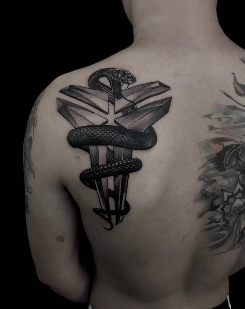 科比标志纹身图片_背部欧美写实纹身图案