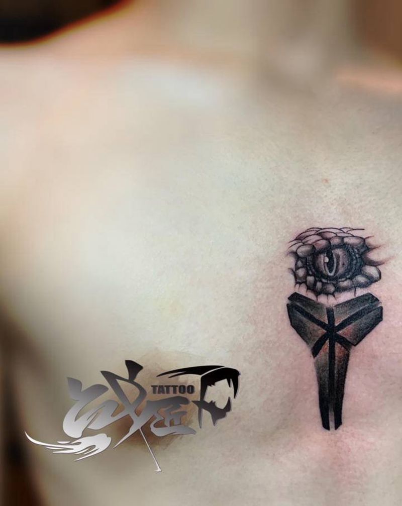 曼巴之守纹身图片_胸部纹身图案