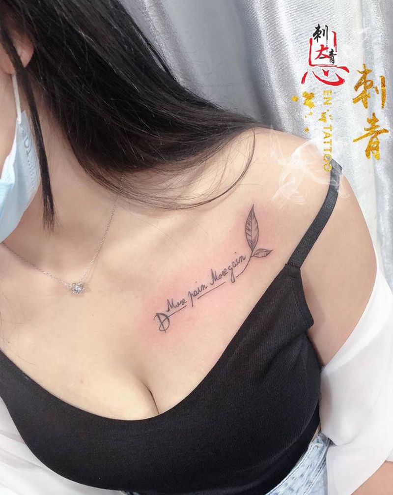 锁骨英文纹身图片_胸部花体字纹身图案