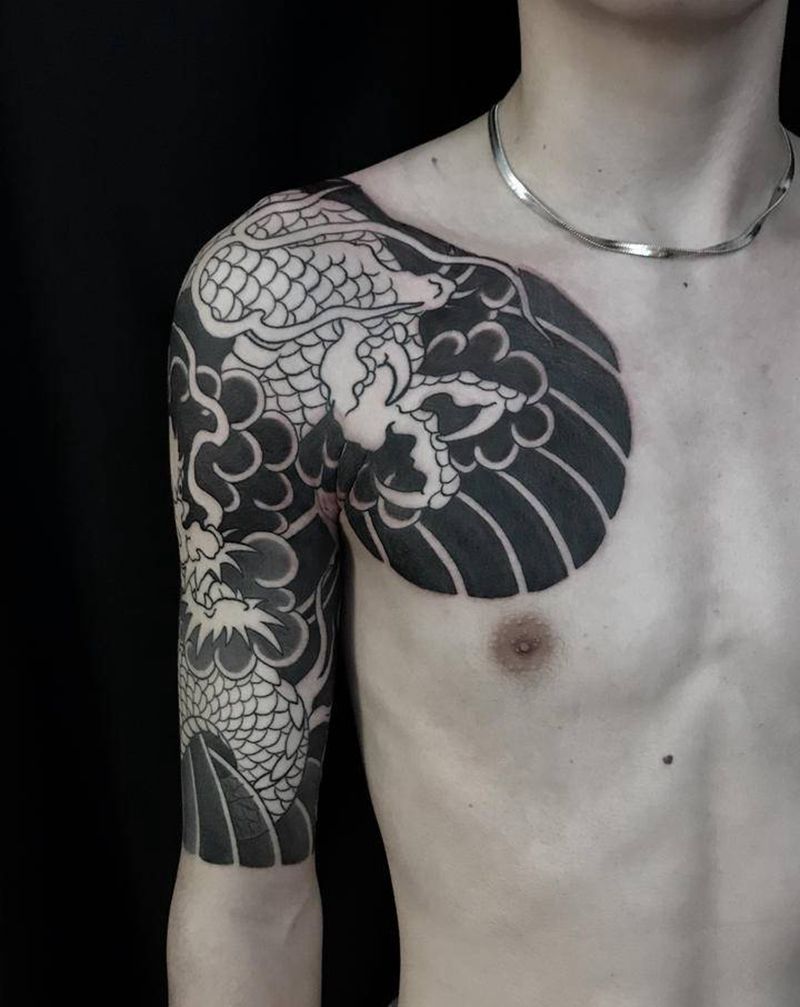 半甲龙纹身图片_胸部手臂老传统纹身图案