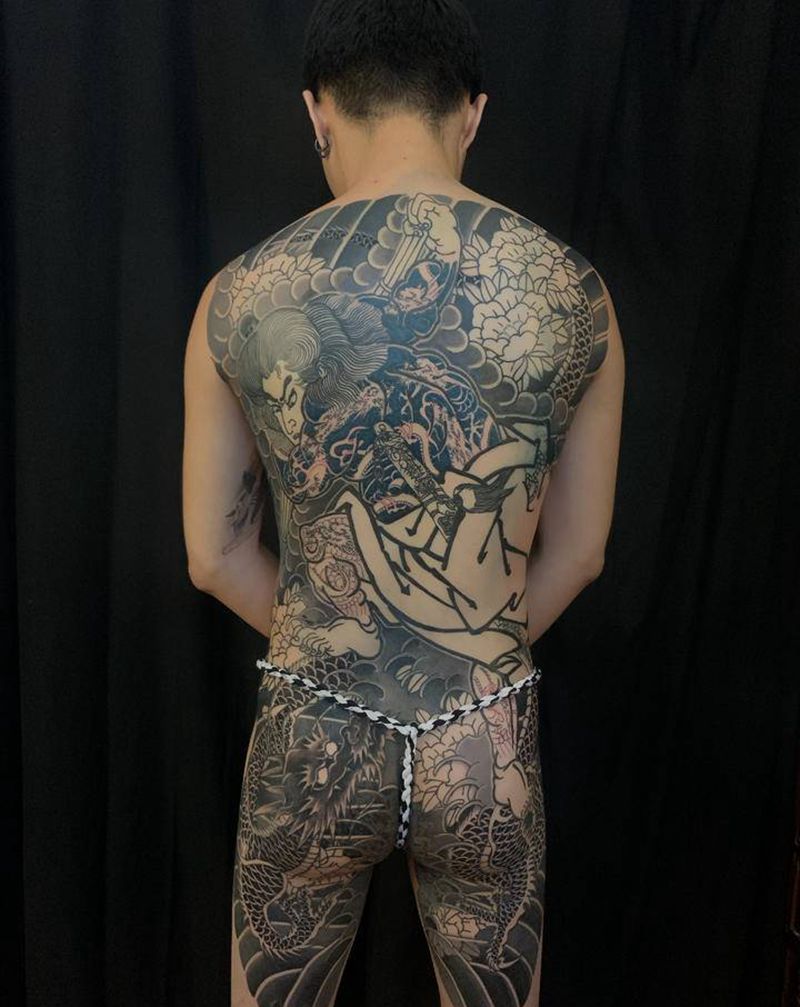 九纹龙纹身图片_背部老传统纹身图案
