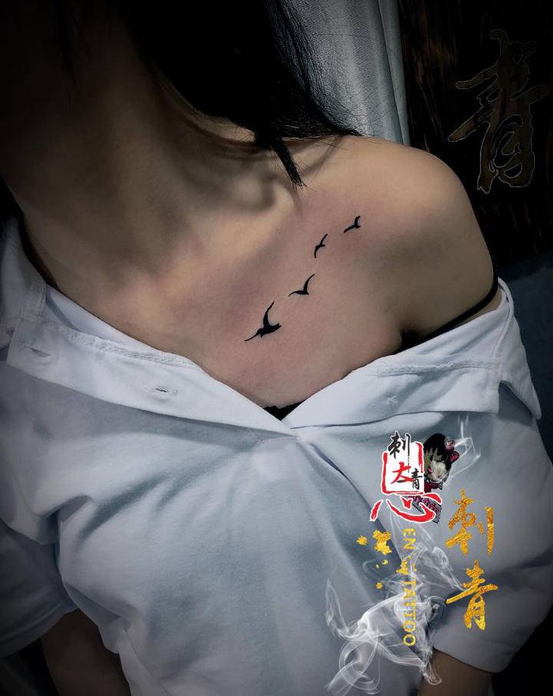 锁骨小清新纹身图片_胸部图腾纹身图案