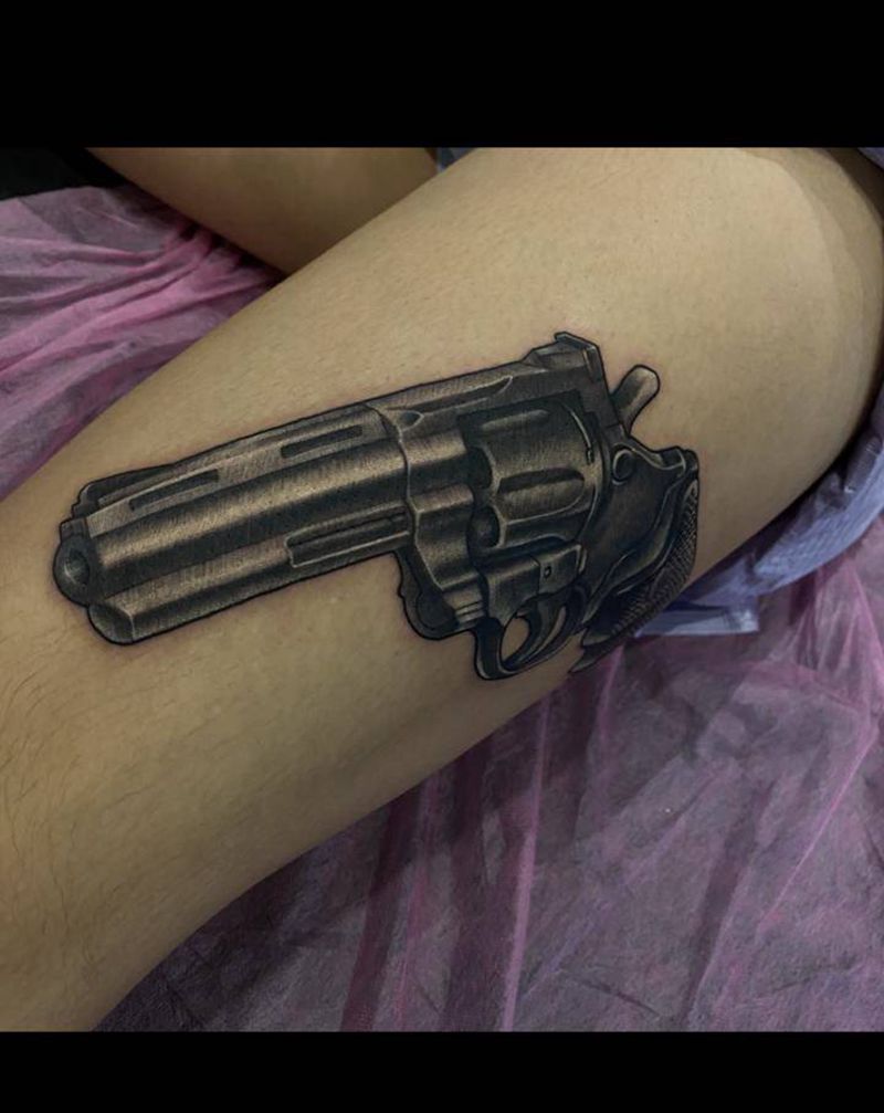 左轮纹身图片_腿部欧美写实纹身图案