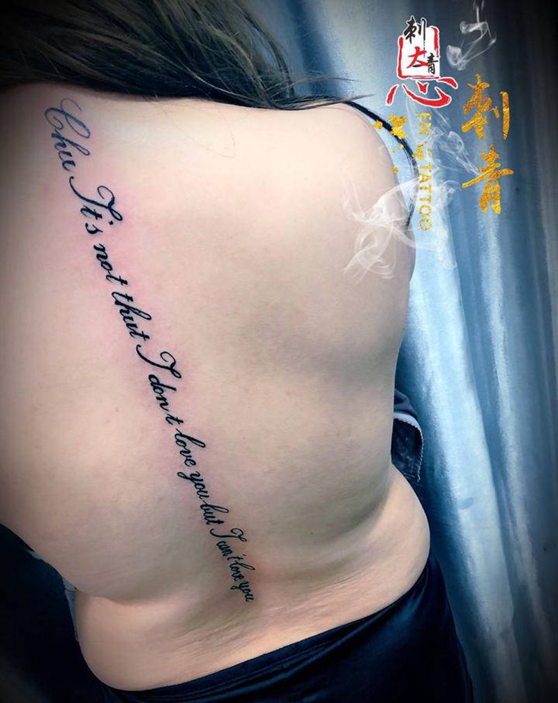 脊柱英文纹身图片_背部花体字纹身图案