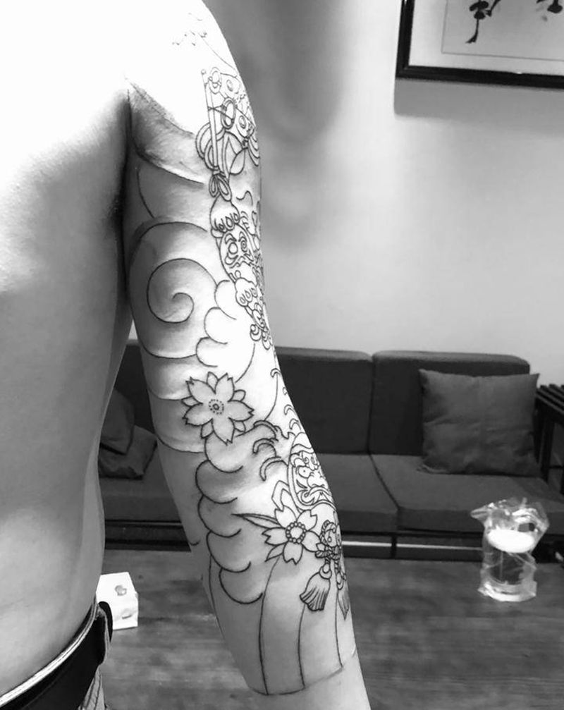 七分袖线条纹身图片_手臂老传统达摩蛋招财猫纹身图案