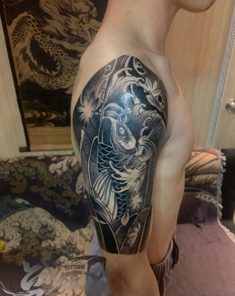 传统鲤鱼纹身图片_手臂纹身图案