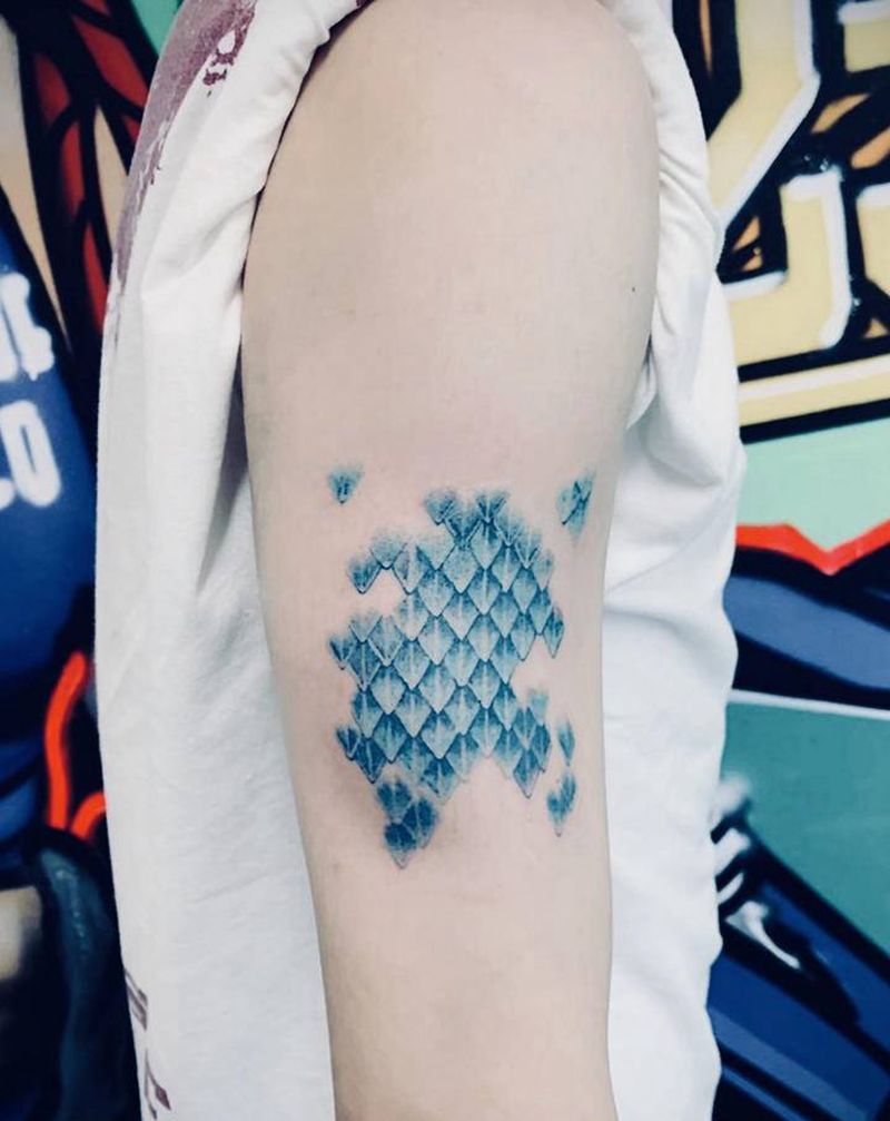 鳞片纹身图片_手臂欧美写实水彩纹身图案