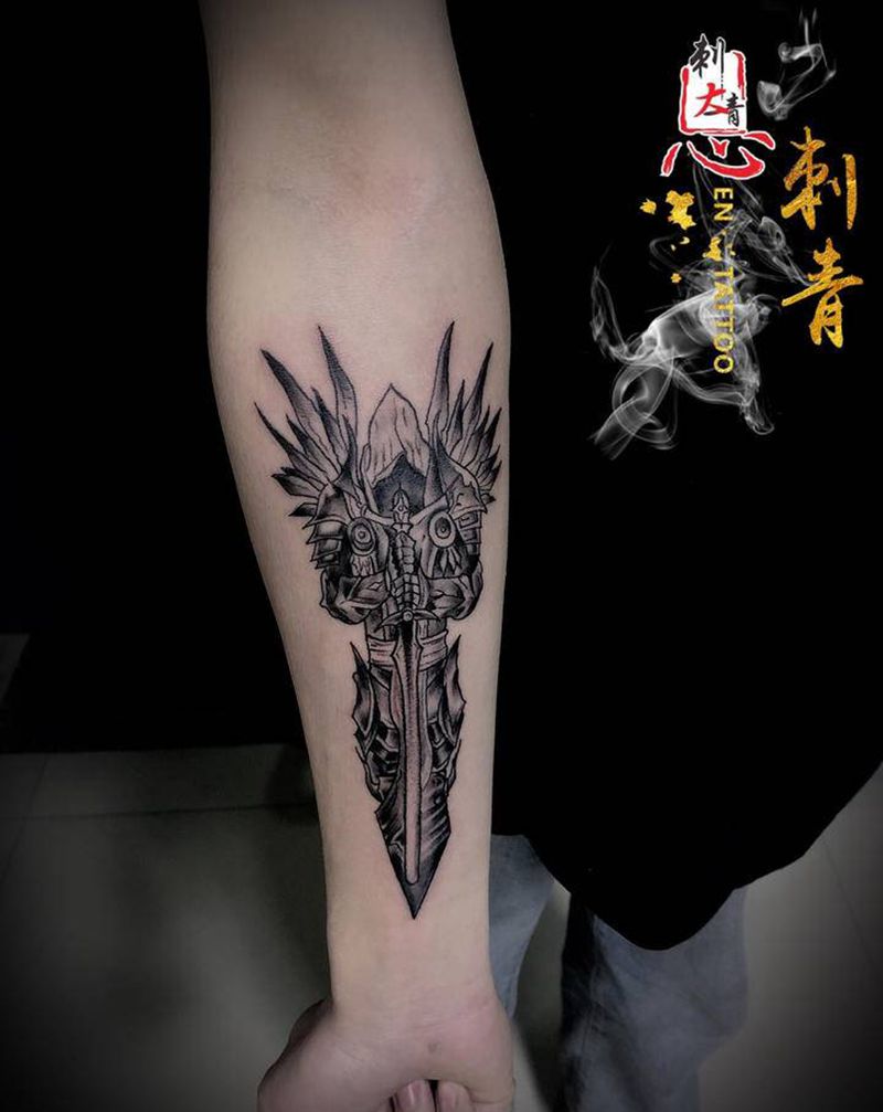 亚瑟打野纹身图片_手臂欧美写实点刺机器人纹身图案