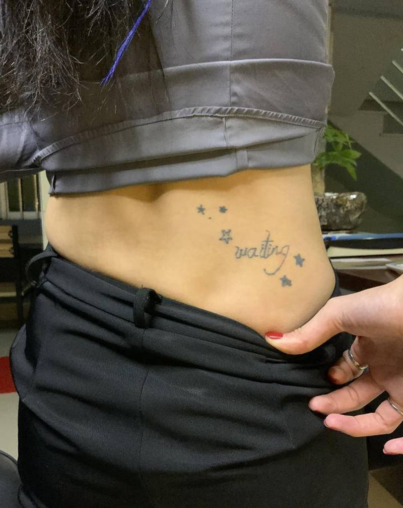 彼岸花遮盖旧图纹身图片_腰部水墨彼岸花纹身图案