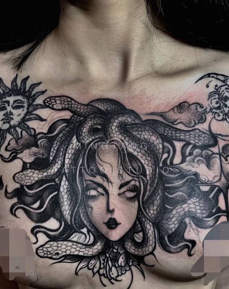 花胸美杜莎纹身图片_胸部欧美写实New School美杜莎花胸纹身图案