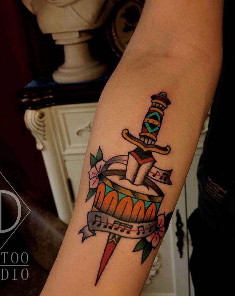 old school匕首与架子纹身图片_手部手臂Old School匕首架子鼓old school纹身图案