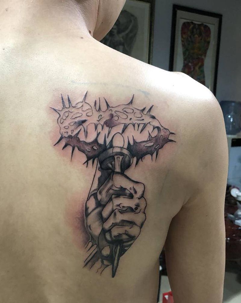 旮旯里纹身图片_背部新传统手纹身图案