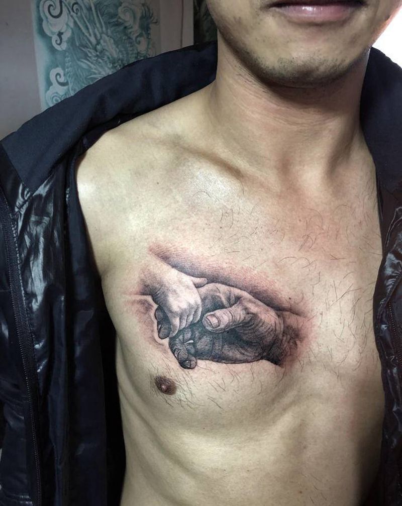 牵手纹身图片_胸部手臂欧美写实纹身图案