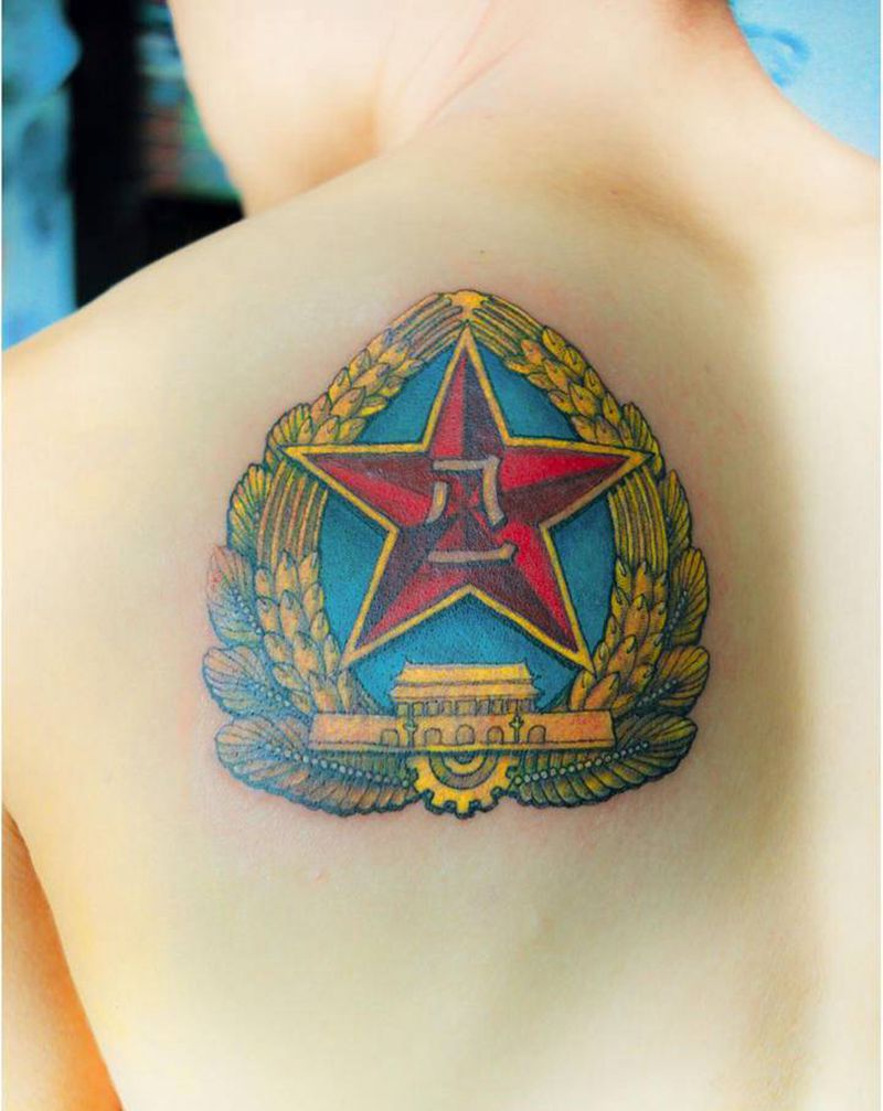 退伍留念纹身图片_背部欧美写实纹身图案