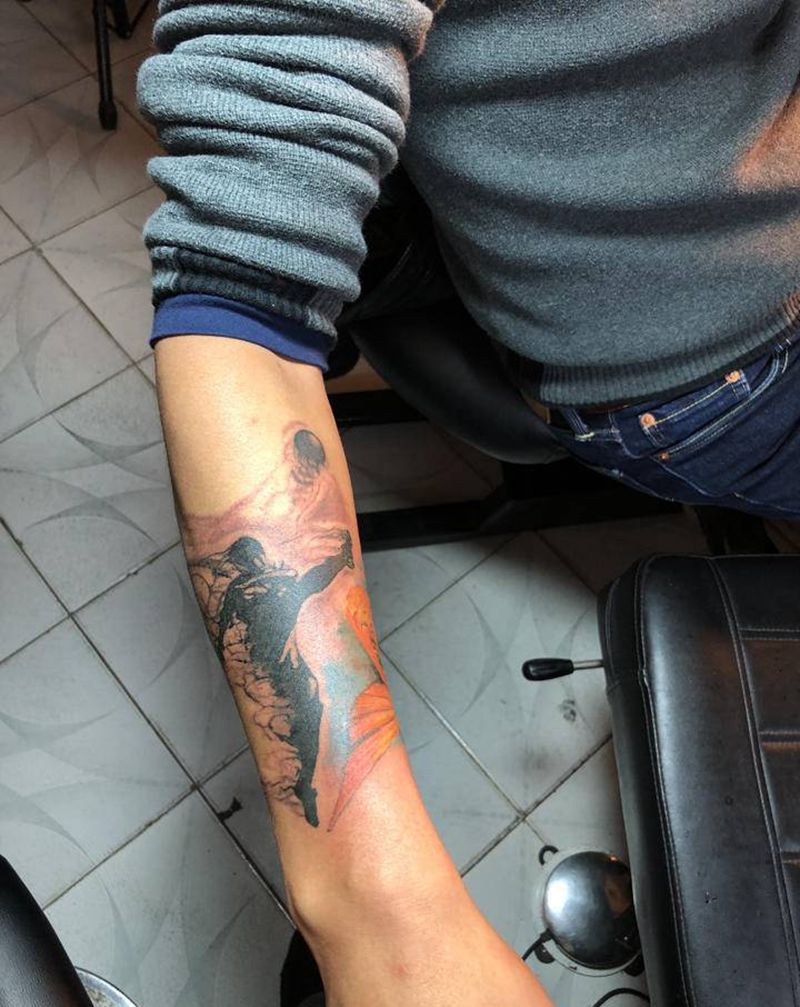 足球纹身图片_手部欧美写实纹身图案