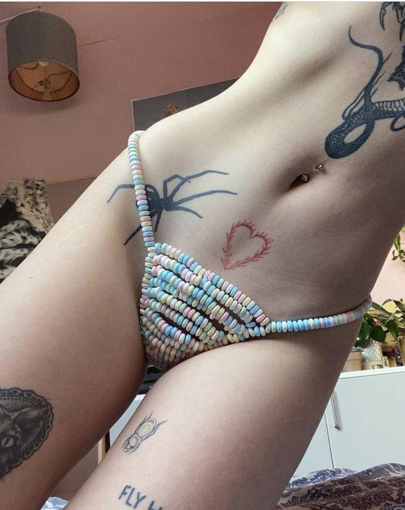 rt纹身图片_颈部几何纹身图案