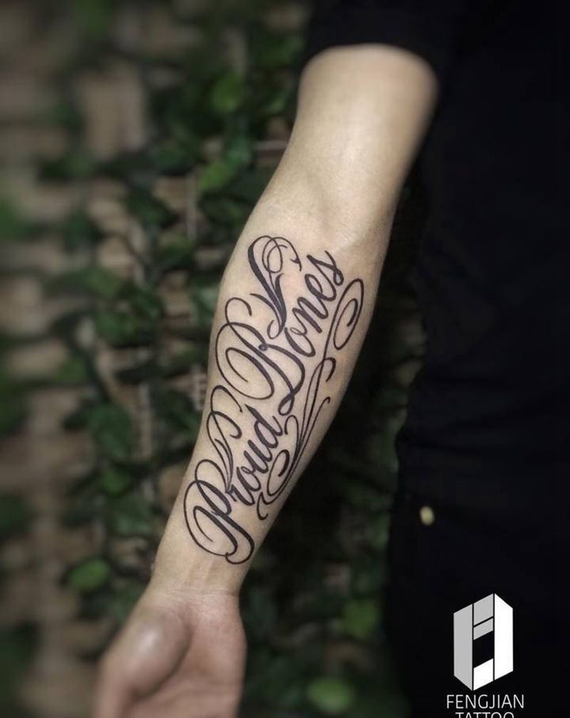 傲骨纹身图片_手臂花体字纹身图案