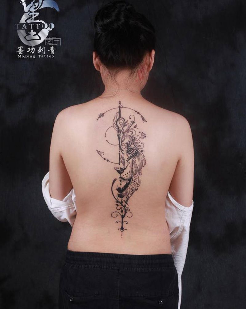 几何狮子图案纹身图片_背部几何纹身图案