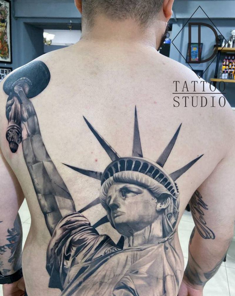 自由女神，下次背景纹身图片_背部欧美写实纹身图案