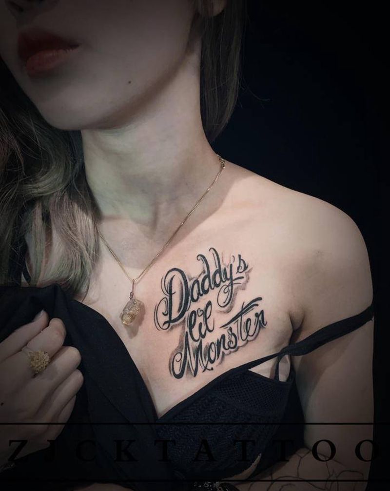 花体英文纹身图片_胸部纹身图案