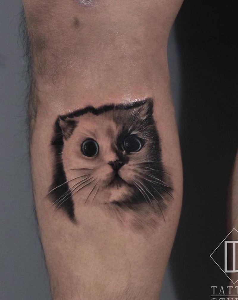 猫纹身图片_腿部脚部欧美写实纹身图案