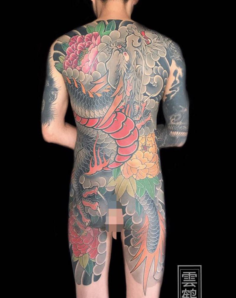 游龙纹身图片_背部臀部老传统纹身图案