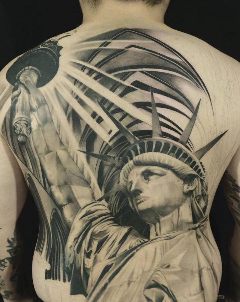 自由女神「未完」纹身图片_背部纹身图案