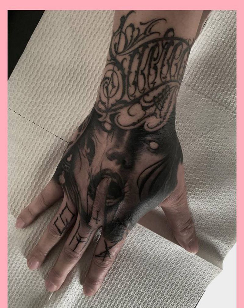 挑逗纹身图片_手部手臂欧美写实水墨花体字暗黑写实纹身图案