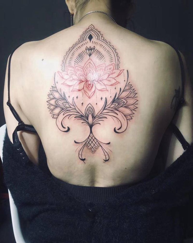 花纹身图片_背部水彩纹身图案