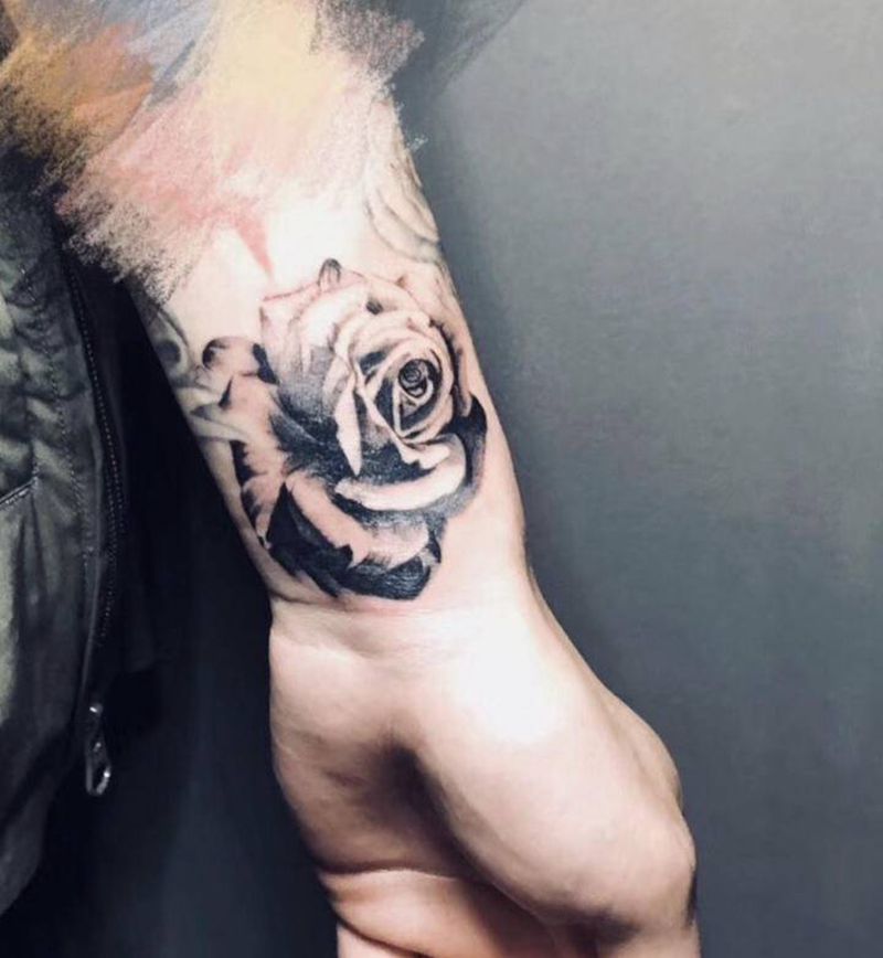 玫瑰花纹身图片_手臂水墨纹身图案