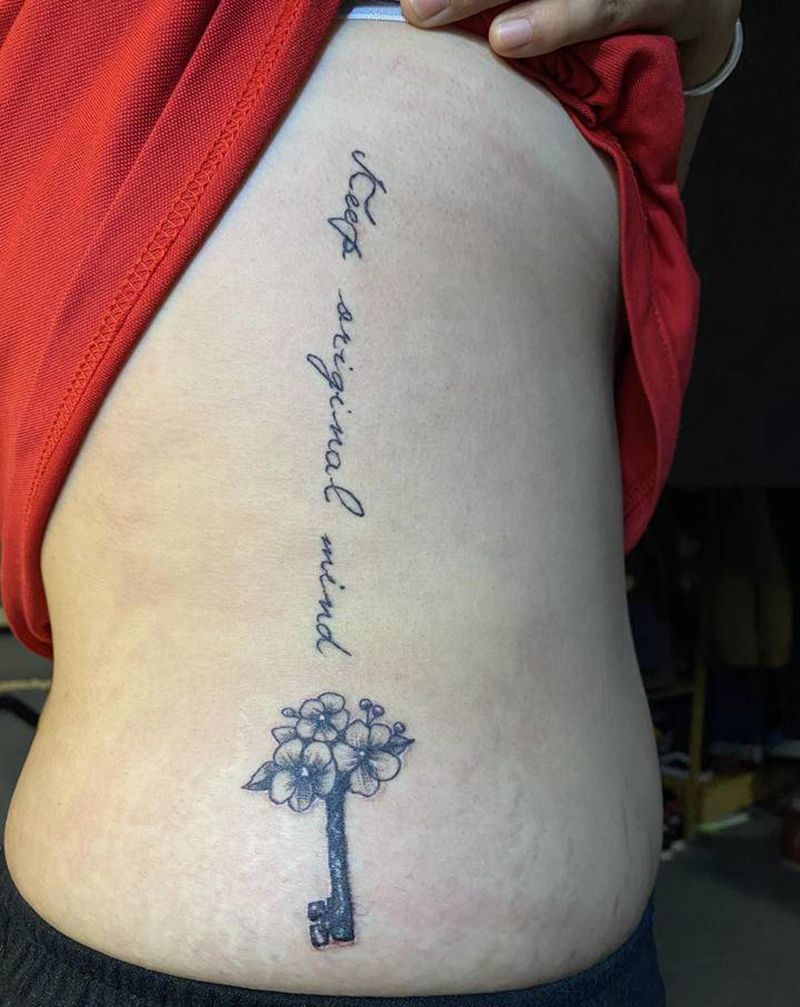 勿忘初心纹身图片_腰部花体字纹身图案