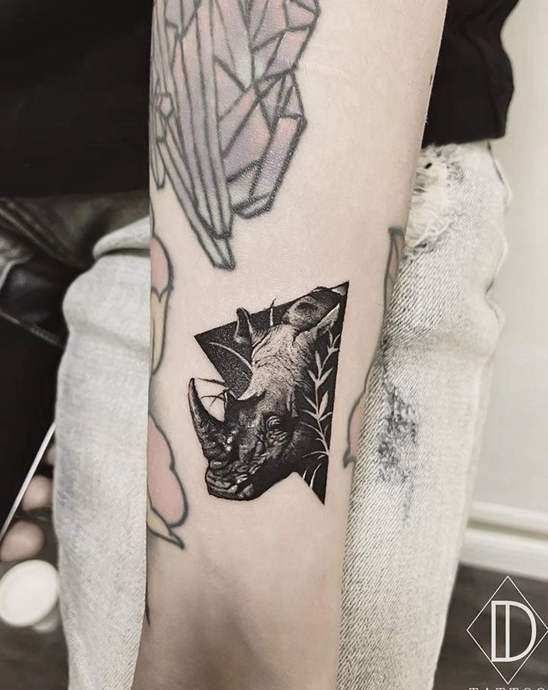 5厘米犀牛纹身图片_手部欧美写实纹身图案