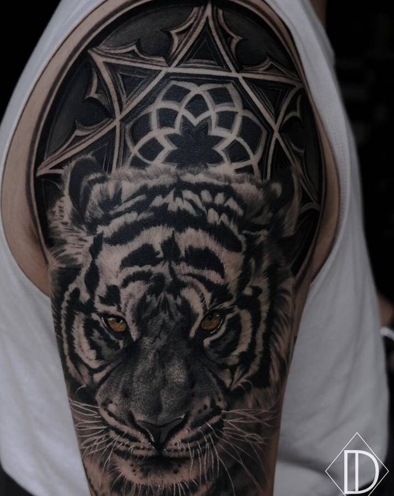 泰哥纹身图片_手臂欧美写实纹身图案