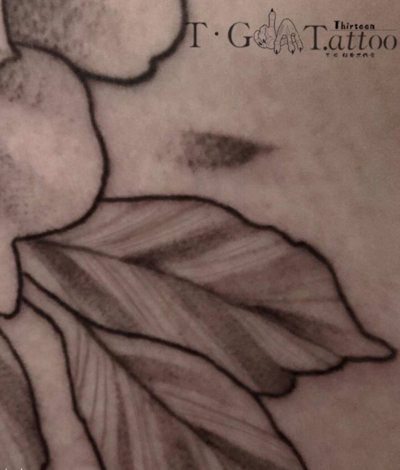 素花纹身图片_肩部点刺纹身图案