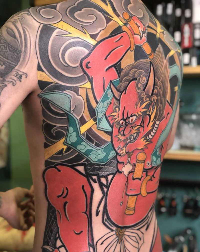 轰隆隆纹身图片_背部腿部老传统纹身图案