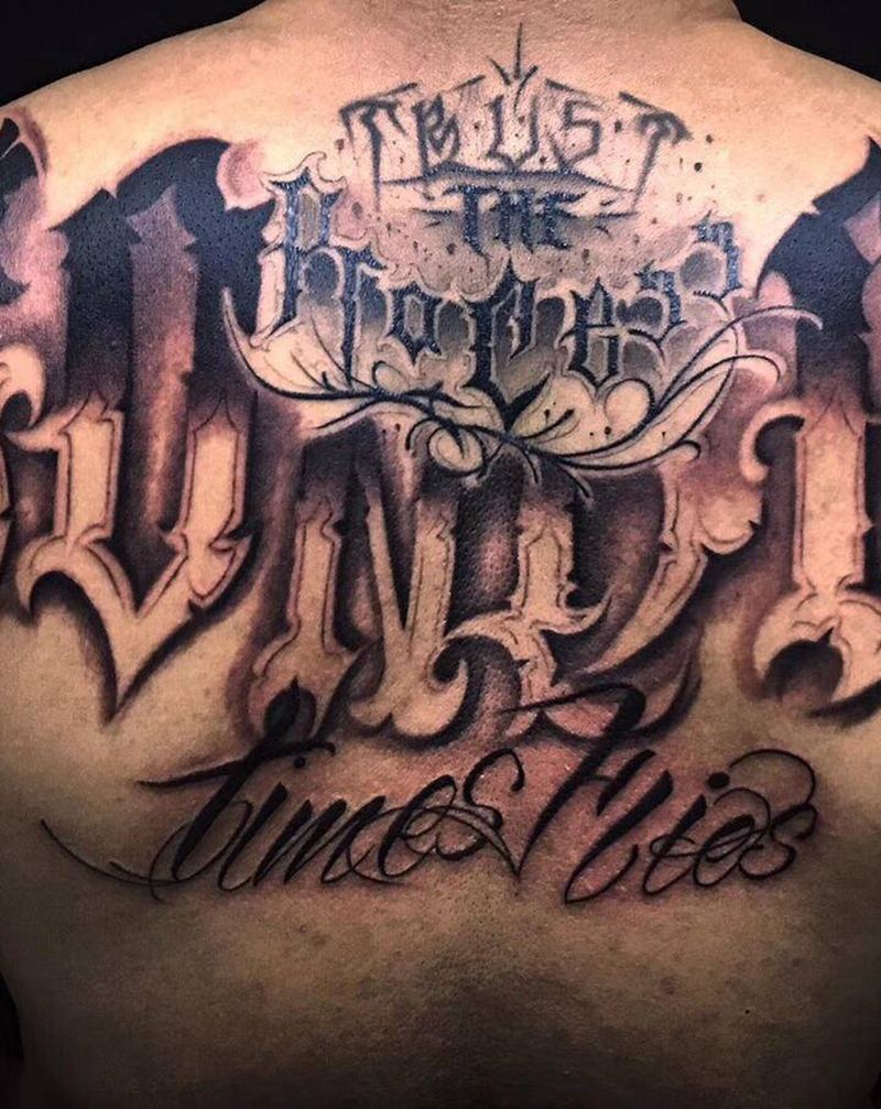 字体拼接纹身图片_背部花体字纹身图案