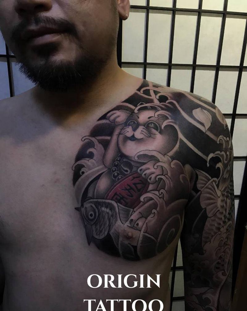 招财猫纹身图片_胸部老传统纹身图案