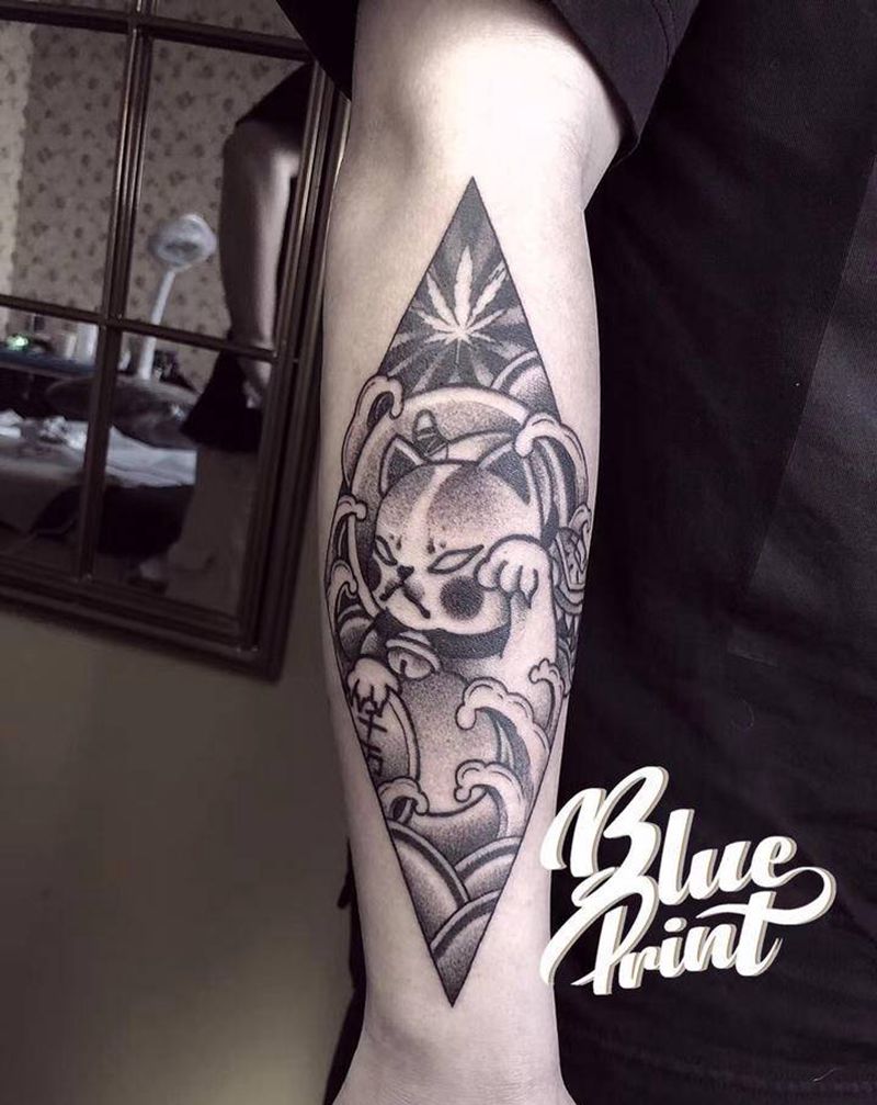 招财猫纹身图片_手部点刺New School纹身图案