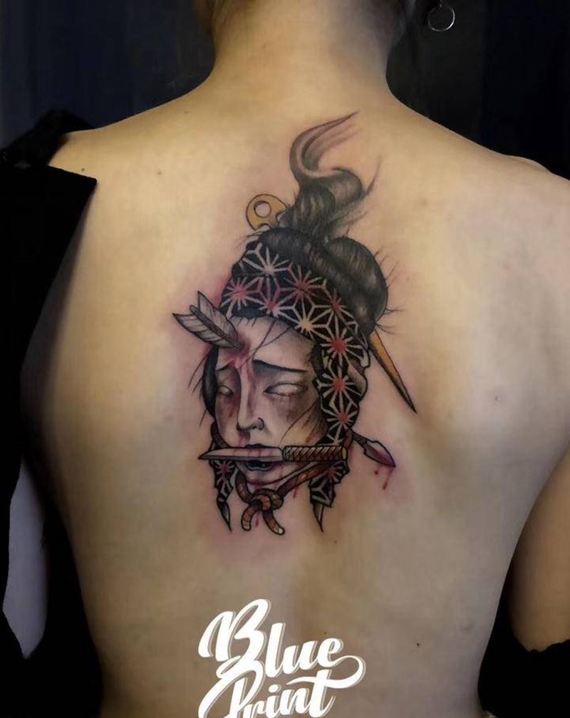 生首遮盖纹身图片_背部老传统纹身图案